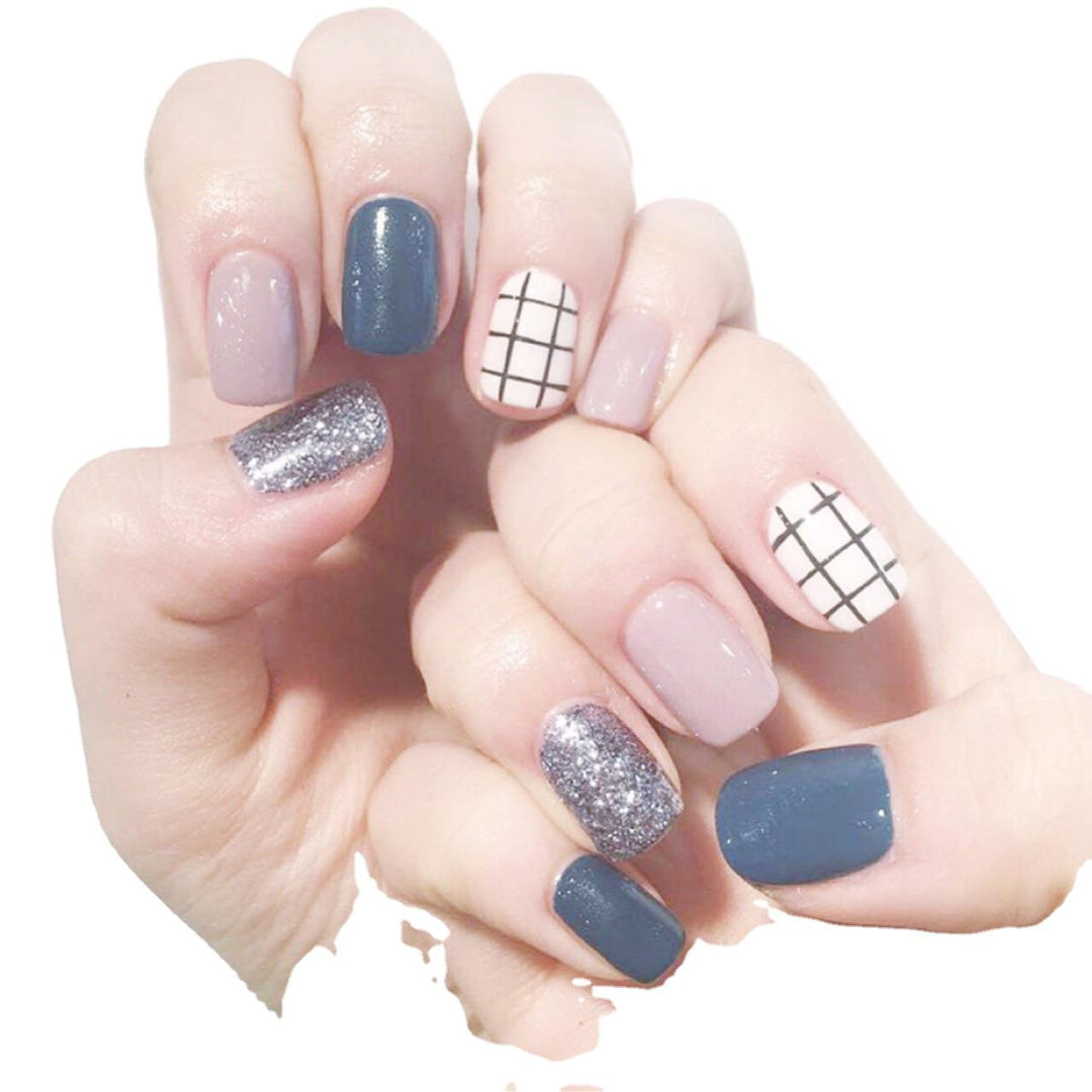 Nail art design with glamorous accents Bowlift
