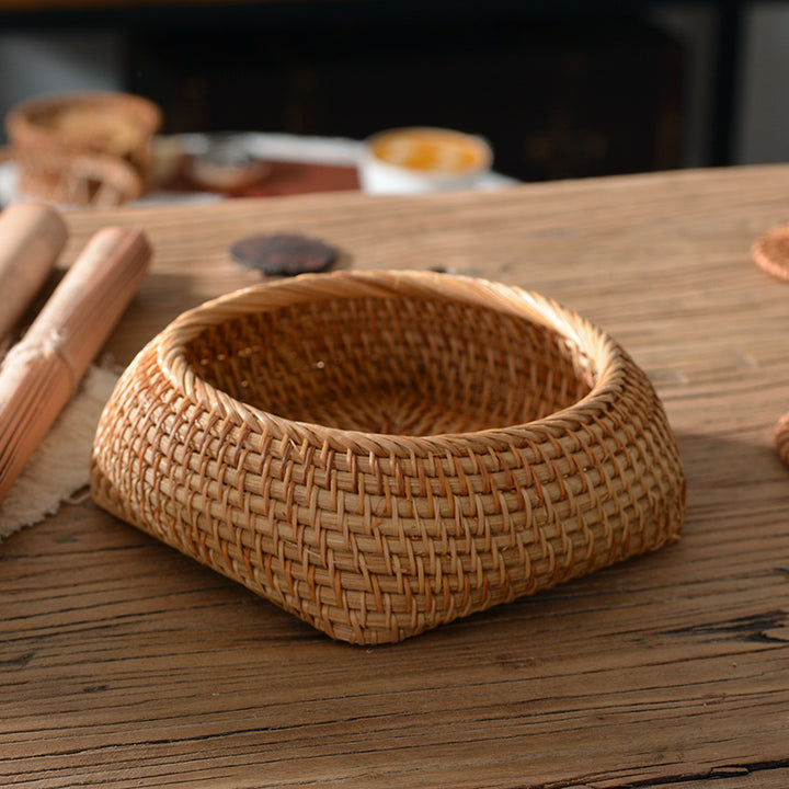 Oval basket made of woven material Bowlift