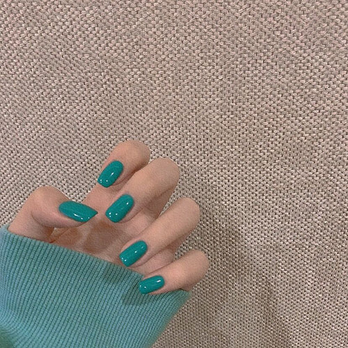 Artificial nail extensions with modern design Bowlift