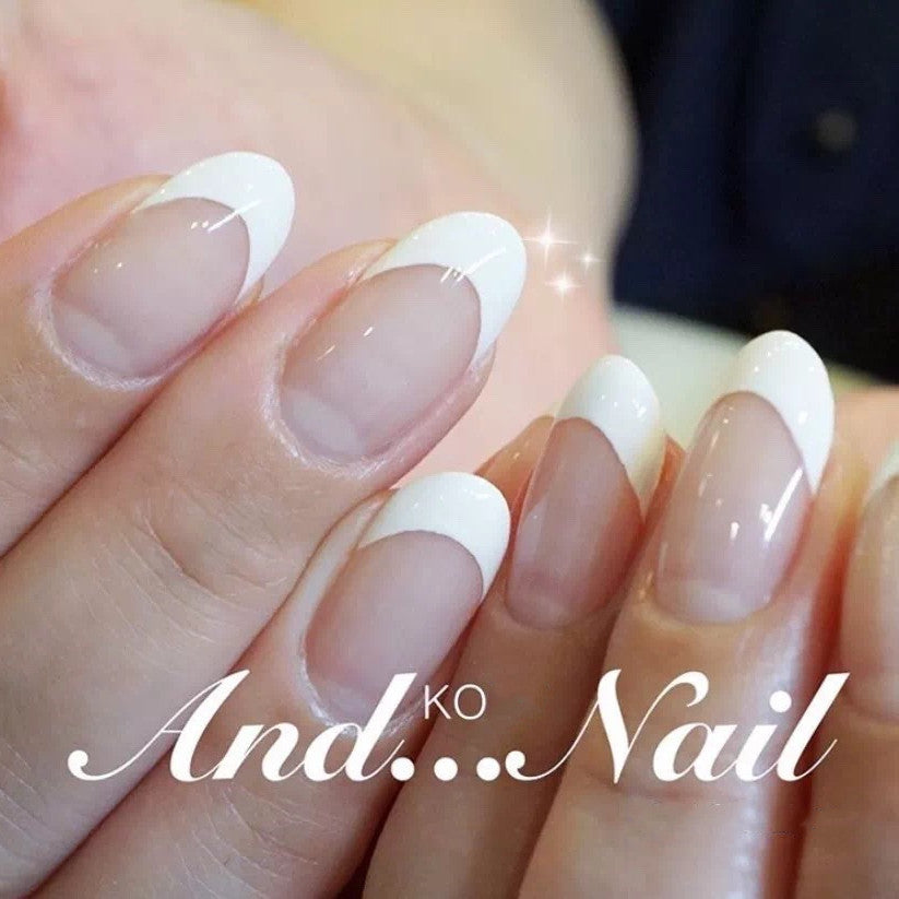 High-quality artificial nails in classic French Tip design Bowlift