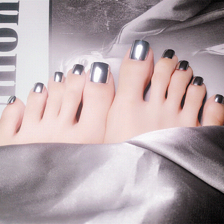Artful toenails with elegant shine Bowlift