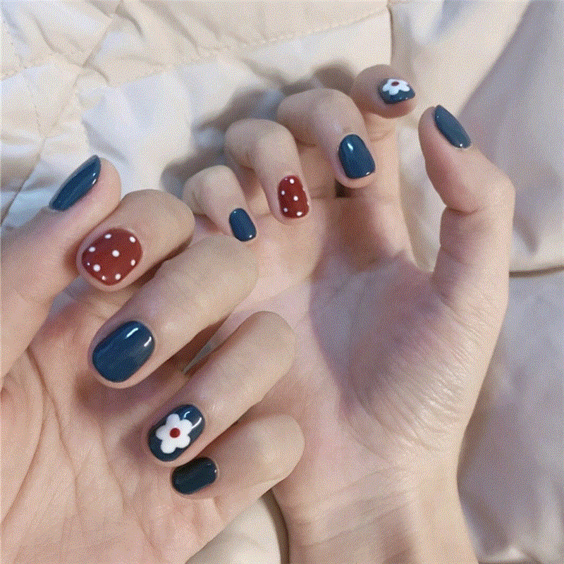 Artificial nails in a creative design with floral accents Bowlift