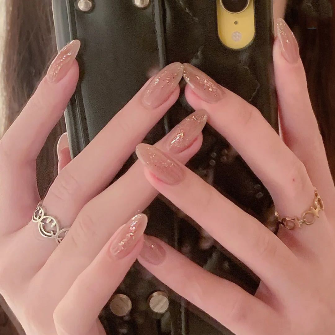 Elegant artificial nails with sparkling glitter Bowlift