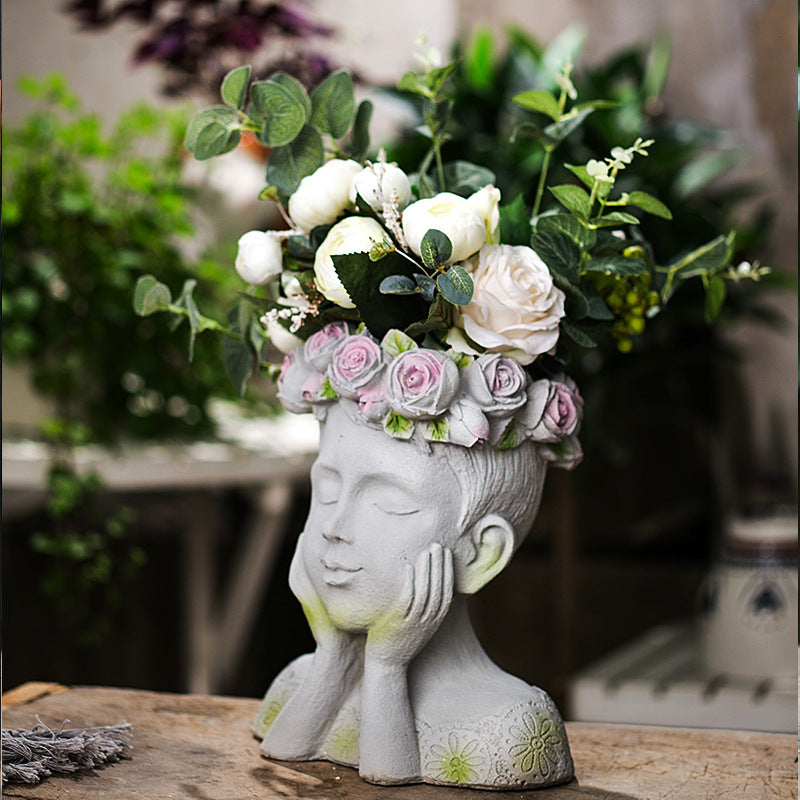 Decorative head with rosary Bowlift