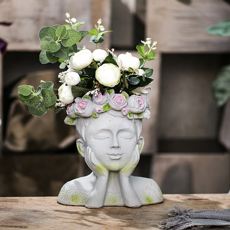 Decorative head with rosary Bowlift