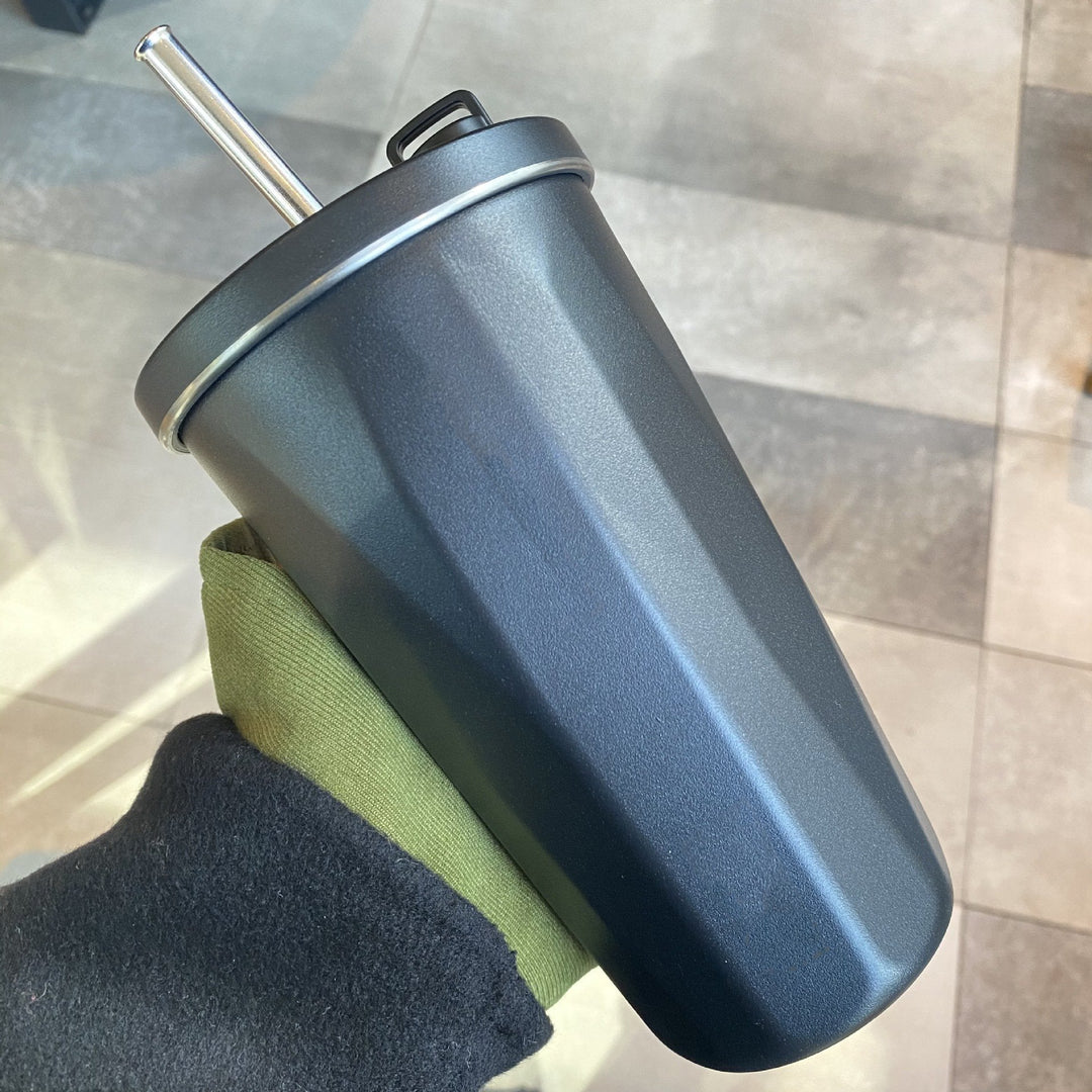 BowLift | Cup with collapsible straw
