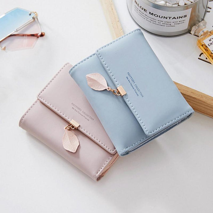 Short wallet with three folds and leaf decor | Bowlift