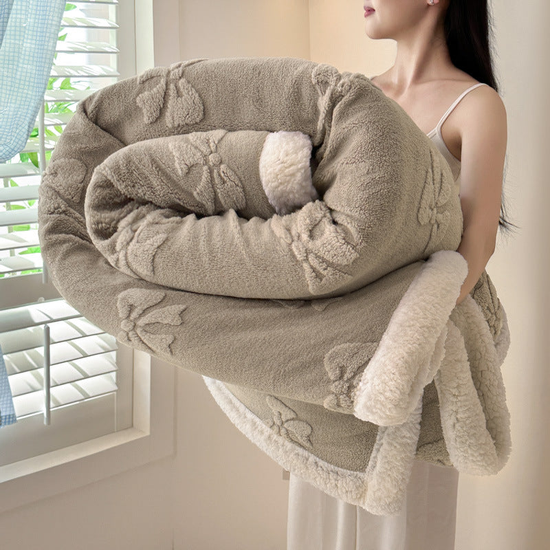 Double-layered Jacquard cuddle blanket with lamb fleece look