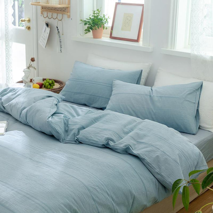 Linen bedding set with button closure
