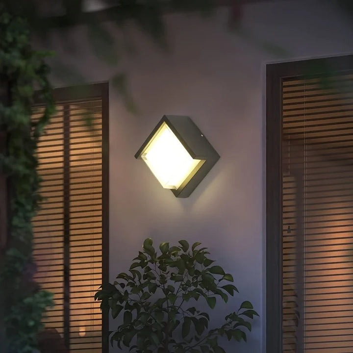 Durable LED wall light for outdoor use - Weatherproof and energy-saving outdoor lighting, ideal for garden and terrace | Bowlift