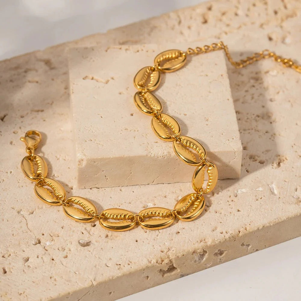 BowLift | 18k Dainty Cowrie Shell Bracelet