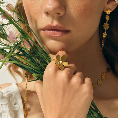 BowLift | 18k Dainty Daisy Floral Ring