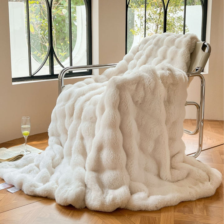 Fluffy cuddly blanket in faux fur look