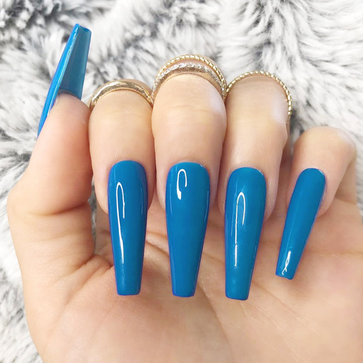 Glamorous artificial nails with high-gloss finish Bowlift