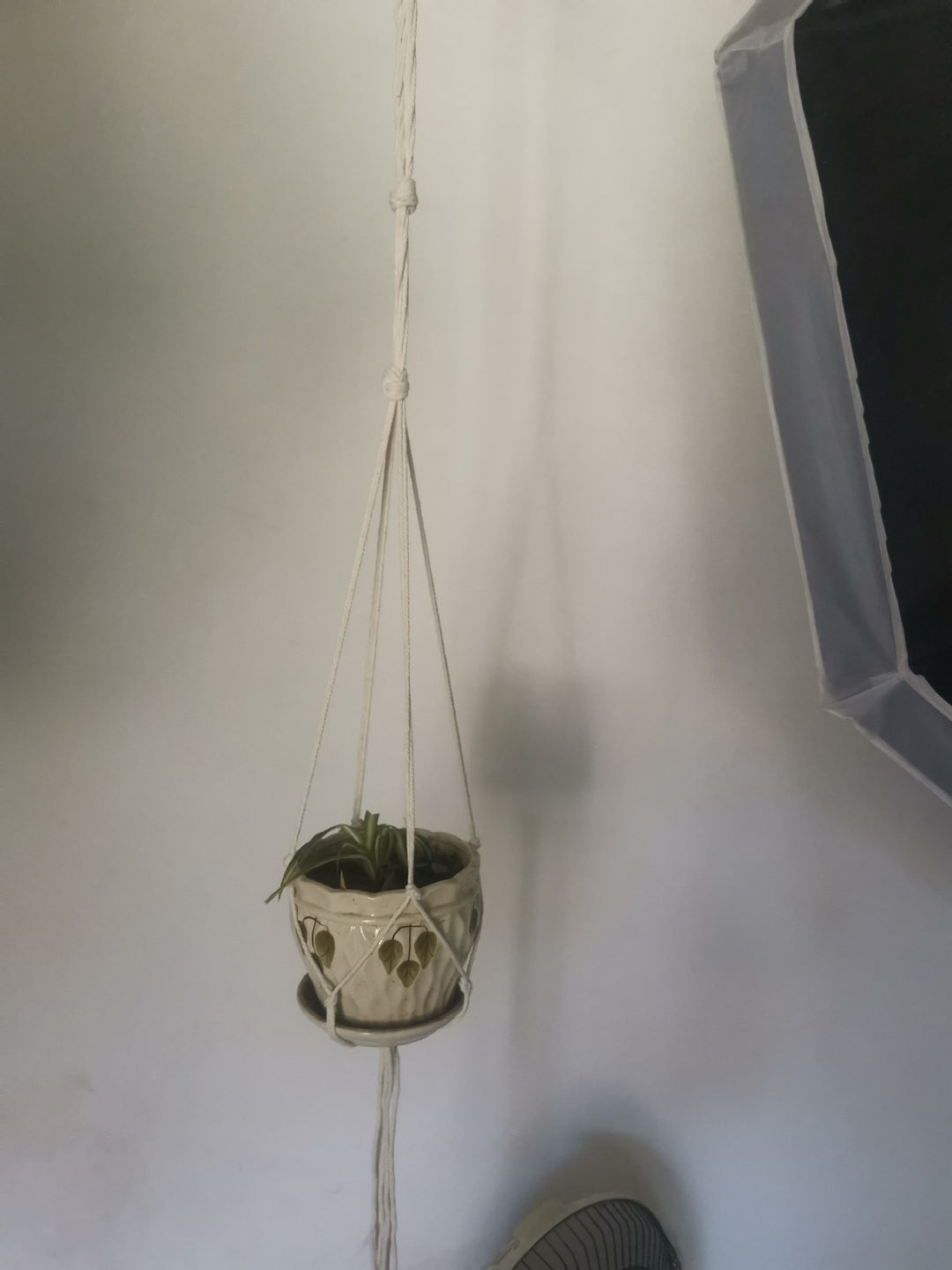 Plant-hanging macrame shelf Bowlift