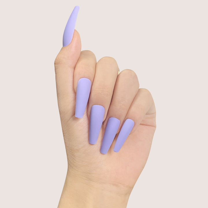 Glamorous artificial nails with high-gloss finish Bowlift