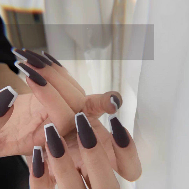 Elegant artificial nails in fashionable stiletto design Bowlift