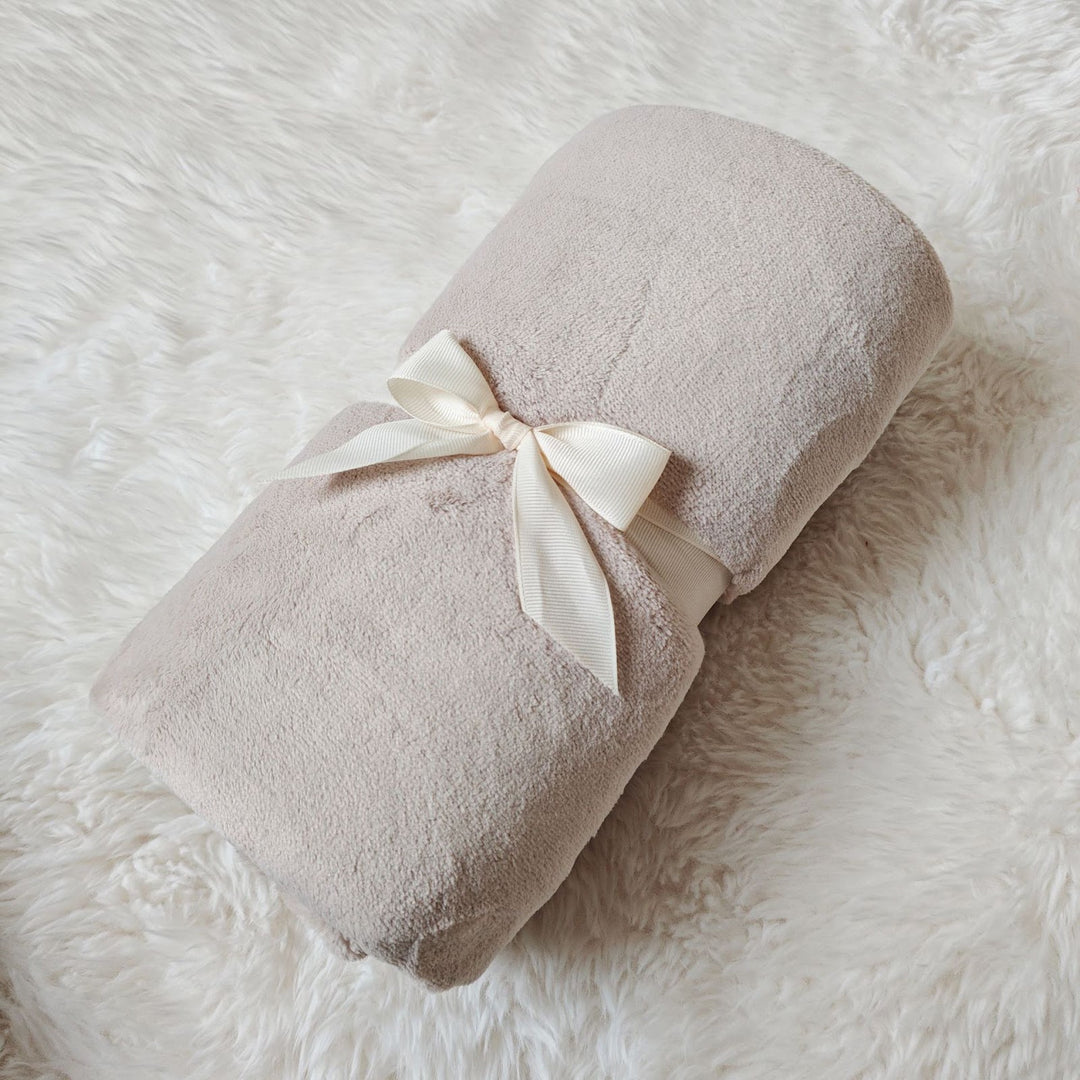 Coral fleece blanket in milk fiber look