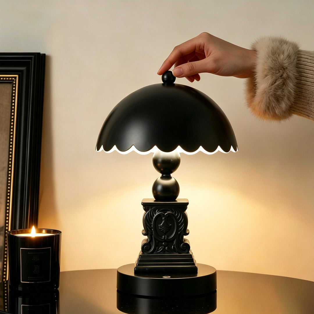Classic column table lamp with relief details