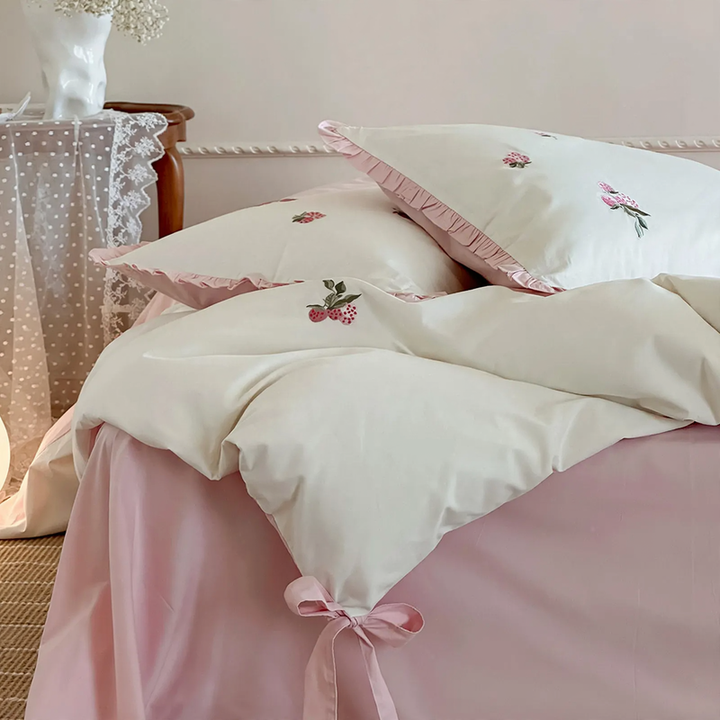 Cotton bedding set with strawberry embroidery