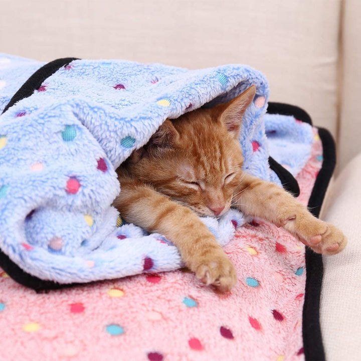 Pet mat made of fleece, paw and bone pattern