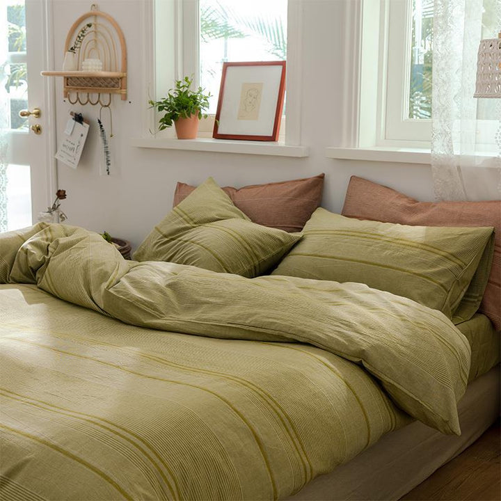 Linen bedding set with button closure