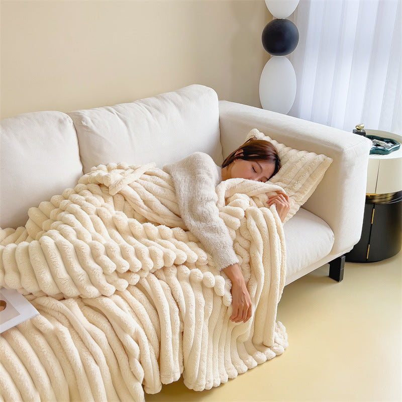 Warm cuddly blanket in rabbit fur look