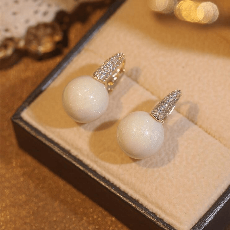 Earrings made of emerald pearls | Bowlift