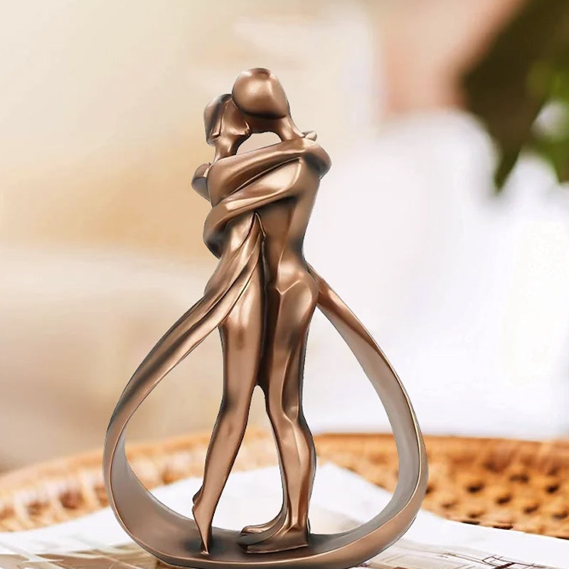 Romantic Lovers Embrace Statue | Bowlift