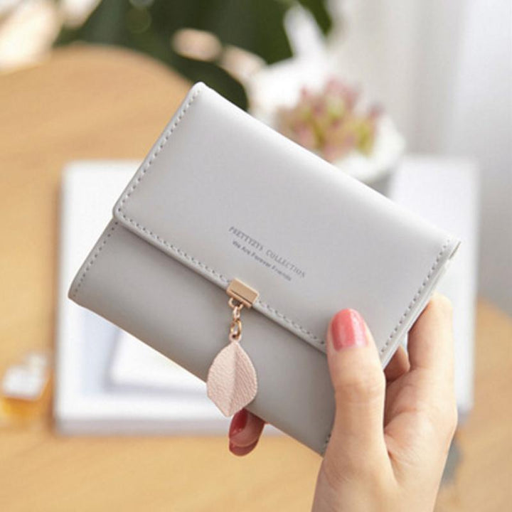 Short wallet with three folds and leaf decor | Bowlift