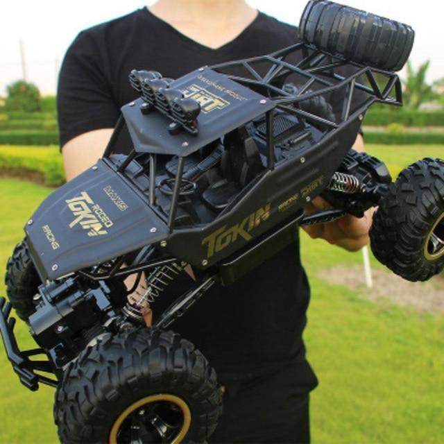 BowLift | Durable remote-controlled monster truck for off-road adventures