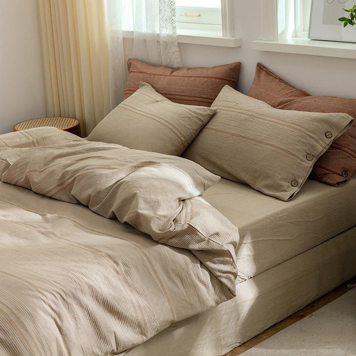 Linen bedding set with button closure