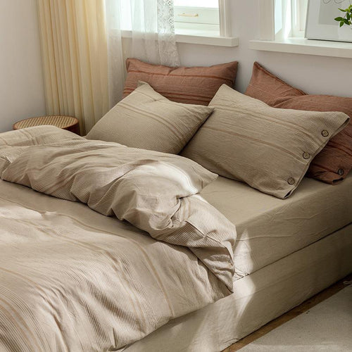 Linen bedding set with button closure
