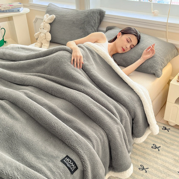 Double-layer, warming cuddly blanket with lamb fleece look