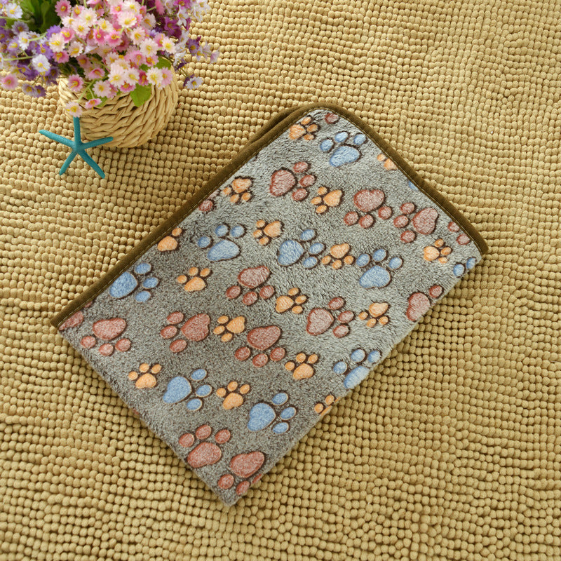 Pet mat made of fleece, paw and bone pattern