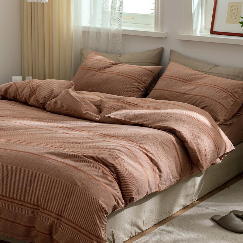 Linen bedding set with button closure