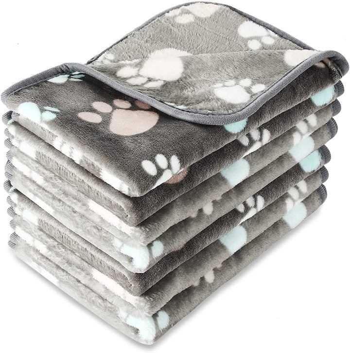 Pet mat made of fleece, paw and bone pattern