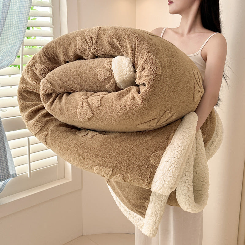 Double-layered Jacquard cuddle blanket with lamb fleece look