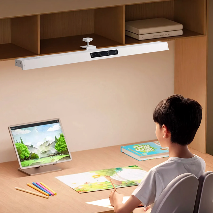 Clampable desk lamp with eye protection