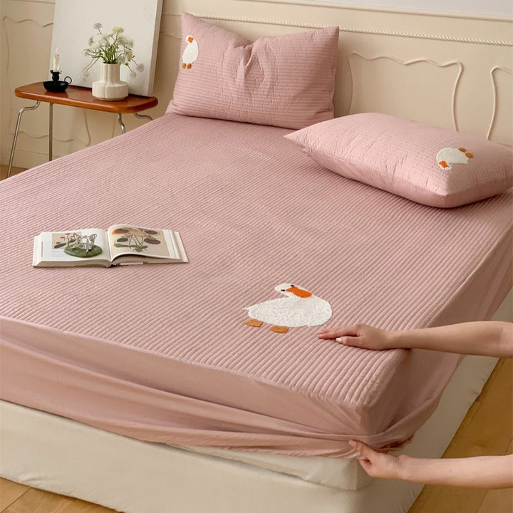 Quilted cotton fitted sheet with cartoon embroidery