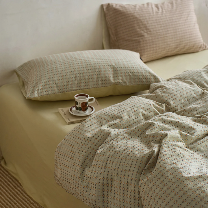 Cotton bedding set with stripe pattern