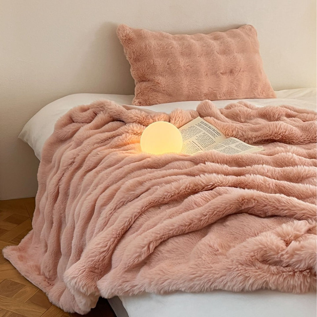 Fluffy cuddly blanket in faux fur look