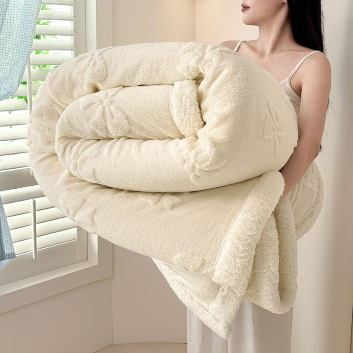Double-layered Jacquard cuddle blanket with lamb fleece look