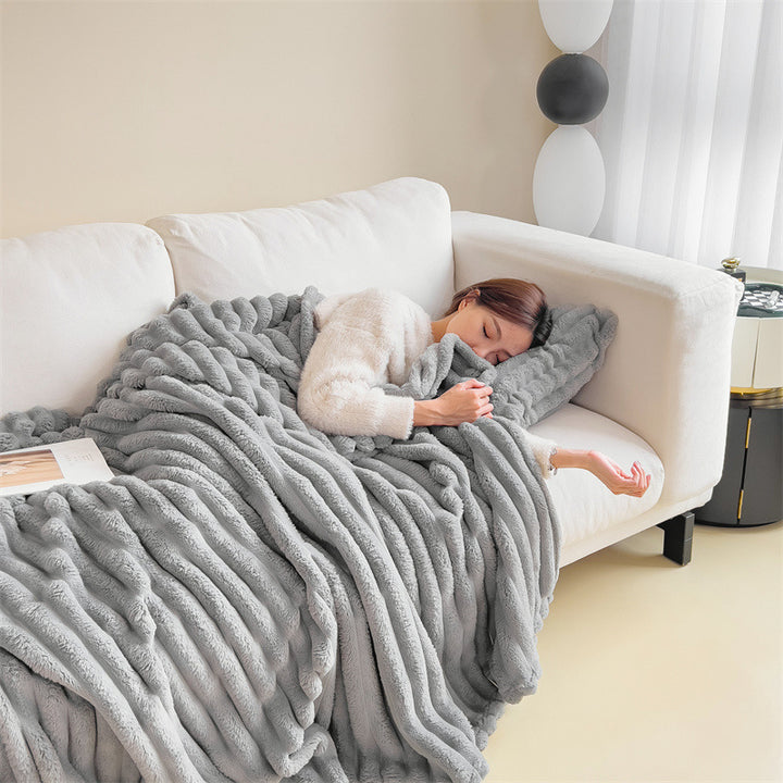 Warm cuddly blanket in rabbit fur look