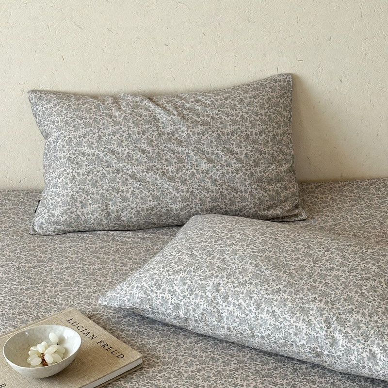 Cotton pillowcases with floral pattern
