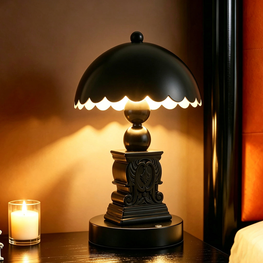 Classic column table lamp with relief details