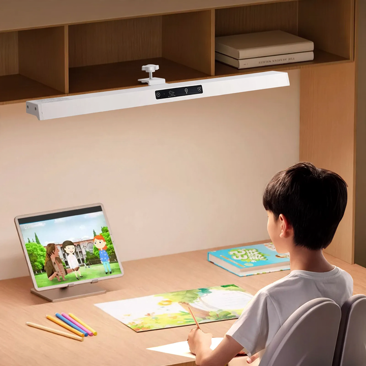 Clampable desk lamp with eye protection
