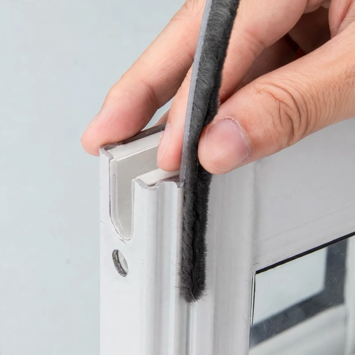 Replacement sealing brush for windows and doors
