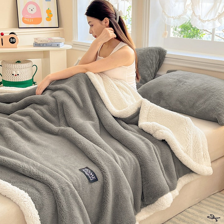 Double-layer, warming cuddly blanket with lamb fleece look