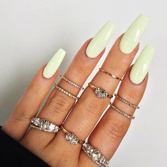 Glamorous artificial nails with high-gloss finish Bowlift